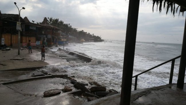 Cierran turísticas playas peruanas por oleaje anómalo