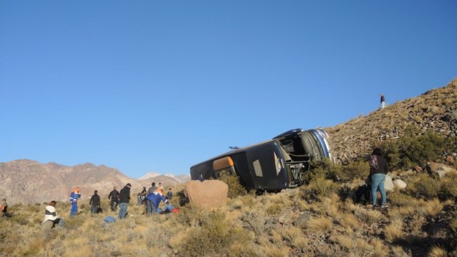 Bus chileno desbarrancó en las cercanías de Mendoza: Hay al menos tres muertos
