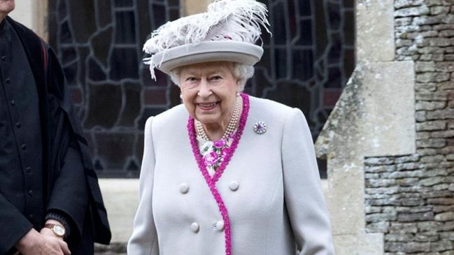 Reina Isabel II admitió que las bodas y los nacimientos la han mantenido 