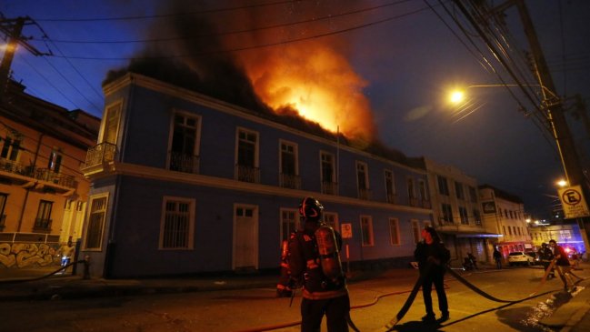 Incendio afecta a reconocido motel de Valparaíso