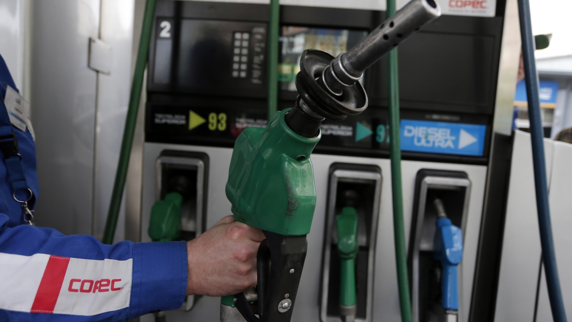 Bencinas bajan por décima semana consecutiva