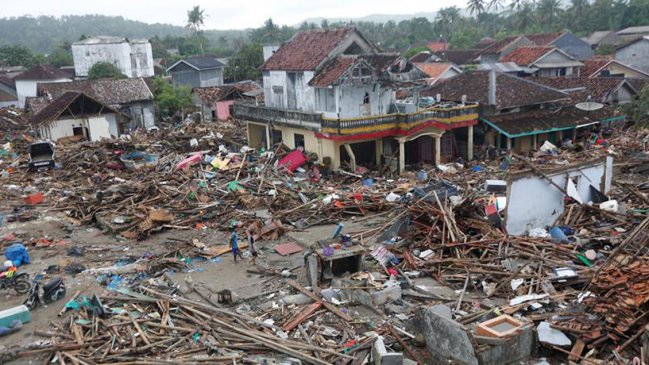 Indonesia elevó a 430 los muertos y a 22 mil los desplazados por el tsunami