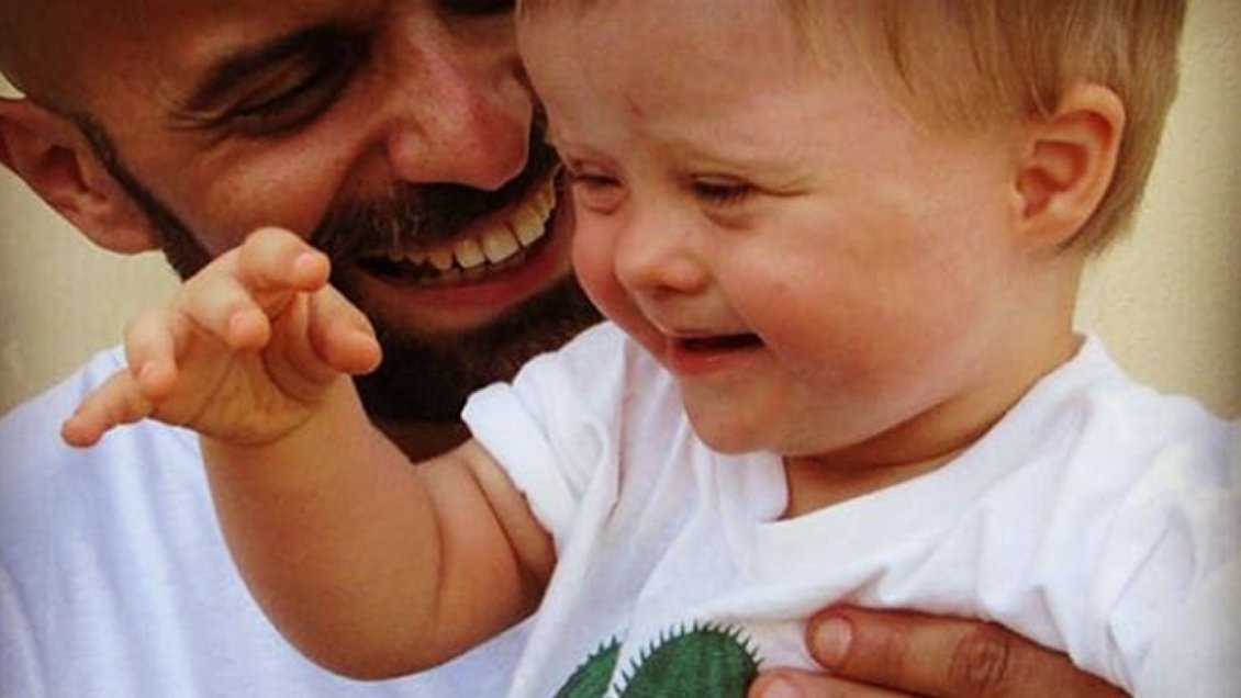 Soltero gay adoptó a niña con síndrome de Down rechazada por 20 familias