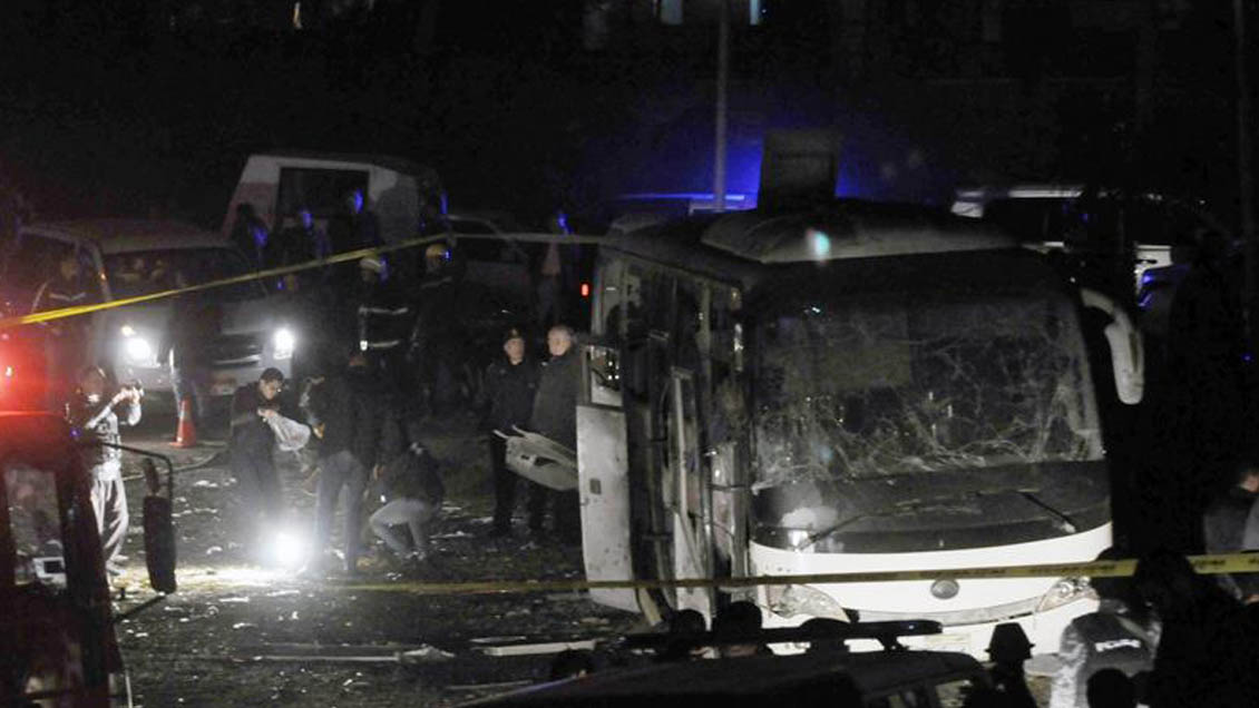 Egipto: Al menos cuatro muertos por explosión en bus cerca de pirámides