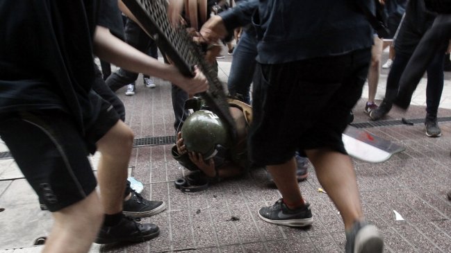 Siete detenidos por brutal agresión a carabineros en marcha en Santiago