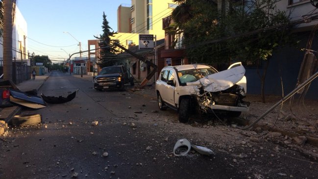 Conductor ebrio dejó sin luz al centro de Curicó al chocar con dos postes