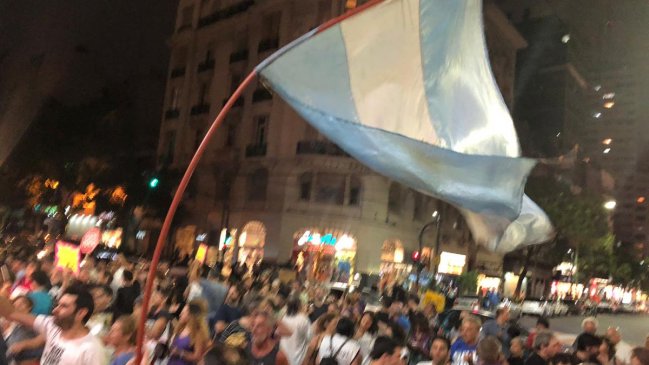 Cacerolazos en Argentina en protesta al aumento de tarifas del Gobierno