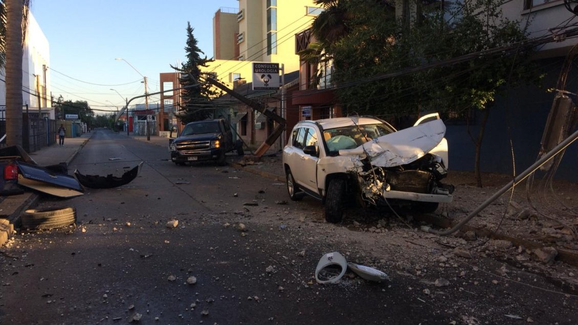 Conductor ebrio dejó sin luz al centro de Curicó al chocar con dos postes