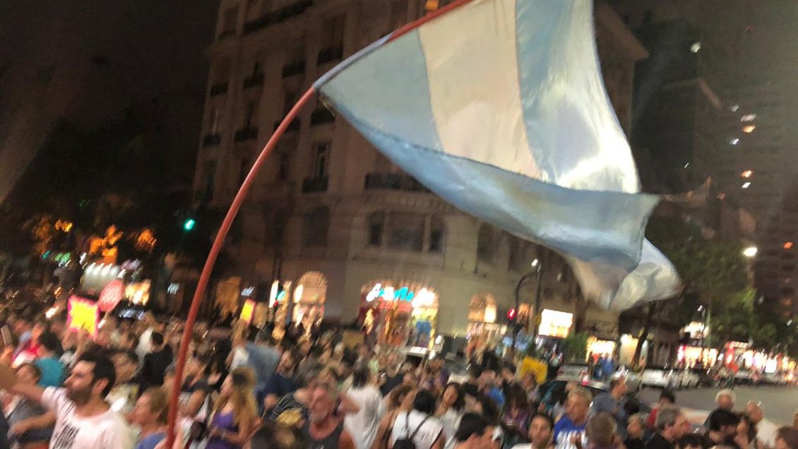Cacerolazos en Argentina en protesta al aumento de tarifas del Gobierno