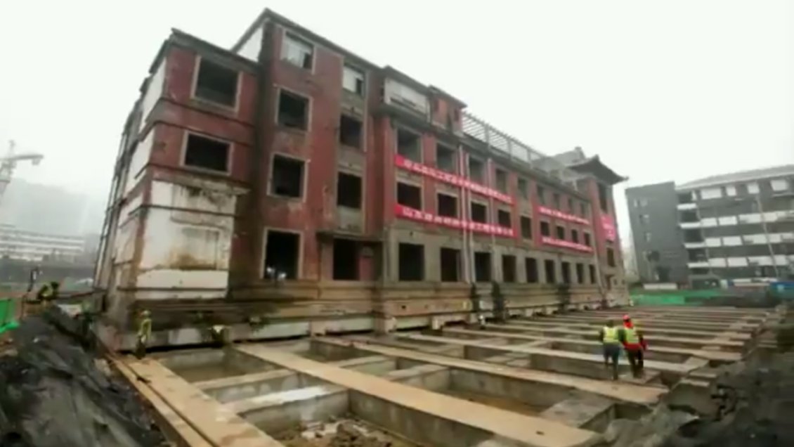 China: Desplazan intacto un histórico hotel de 5.000 toneladas