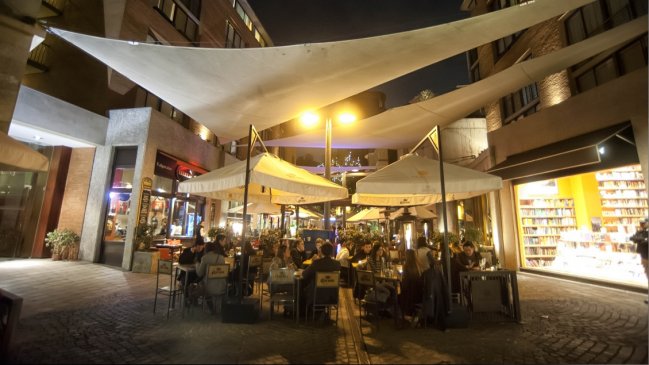 Polémica genera ordenanza que busca erradicar a músicos callejeros de terrazas de restaurantes en Santiago