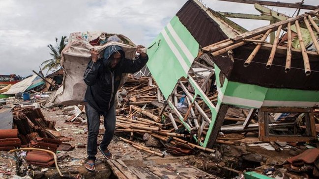 Indonesia elevó a 437 los muertos por el tsunami