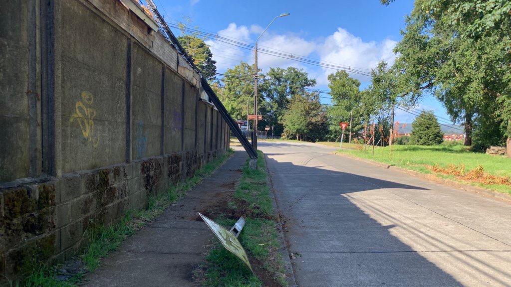 Poste chocado deja sin suministro eléctrico a sector residencial de Valdivia