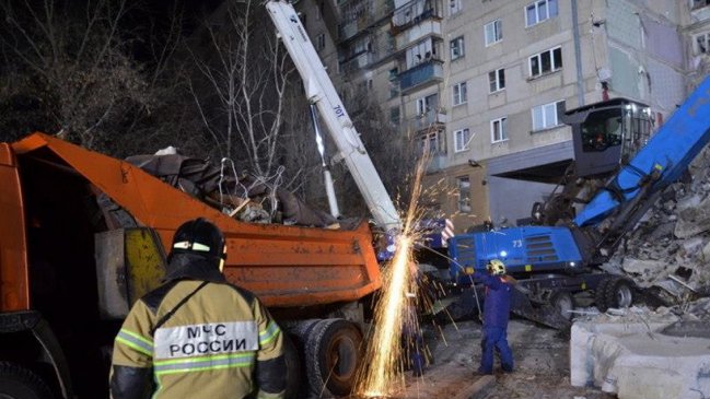 Hallan viva a una bebé bajo escombros de edificio en Rusia