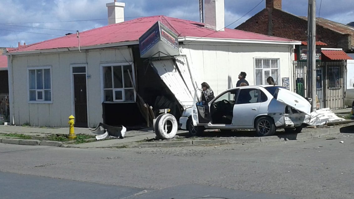 Punta Arenas: Conductor ebrio protagonizó violento choque contra una vivienda