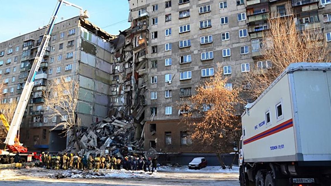 Aumentan a 14 los muertos en derrumbe de edificio en Rusia