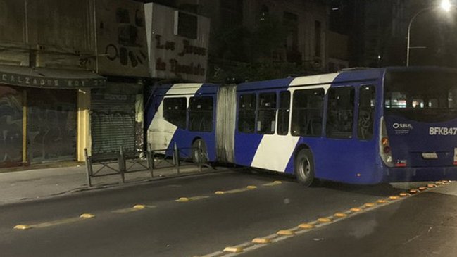 Bus del Transantiago arrasó con tradicional restaurante de Recoleta