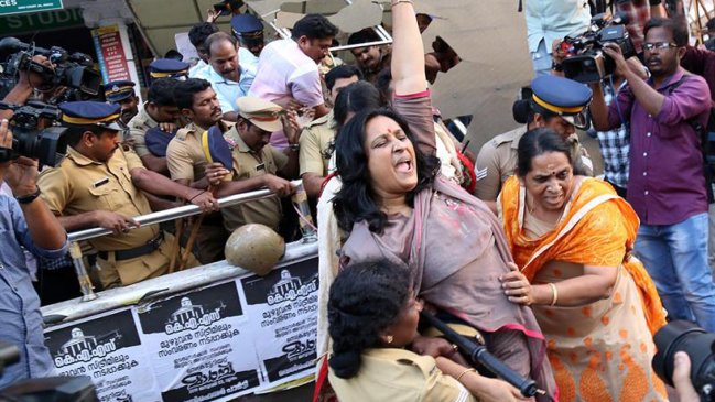 Un muerto y huelga general por la entrada de dos mujeres a sagrado templo hindú
