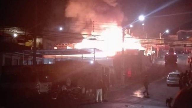 Arica: Incendio consumió tres viviendas en el sector de Cerro La Cruz