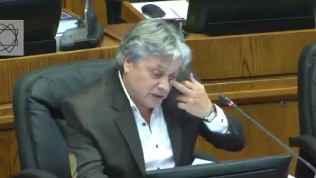 Senador Navarro se trabó con una palabra complicada en intervención