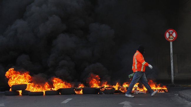 Portuarios reanudan movilización y prenden barricadas en Valparaíso