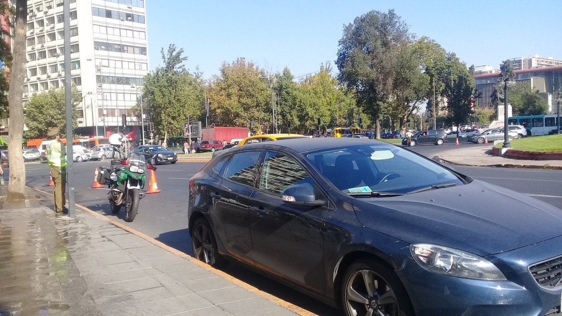 Auto chocó a carabinero motorizado en Plaza Italia