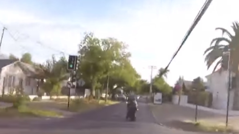 Registran el atropello de un ciclista que defendió a menor acosada