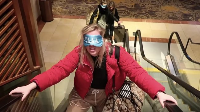 Netflix llamó a no sumarse al desafío viral de andar con los ojos vendados