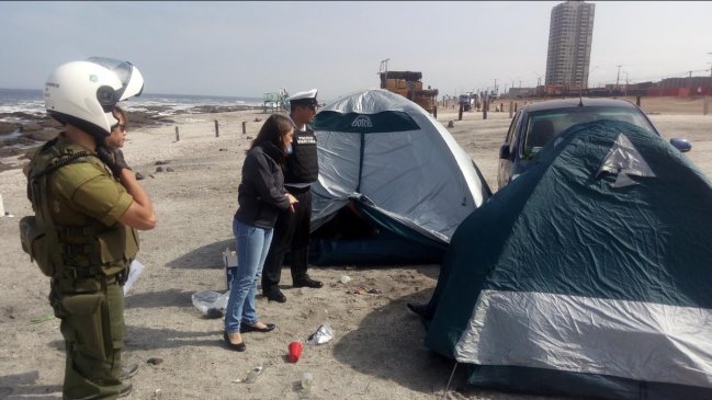 Más de 50 carpistas fueron desalojados desde el borde costero de Antofagasta