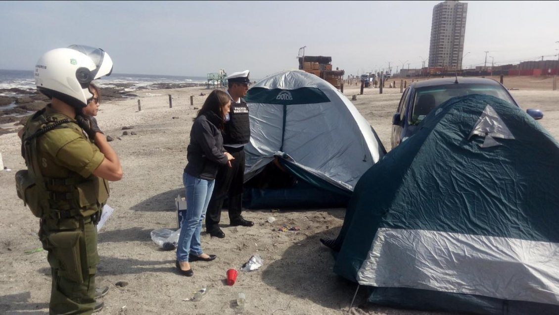 Más de 50 carpistas fueron desalojados desde el borde costero de Antofagasta