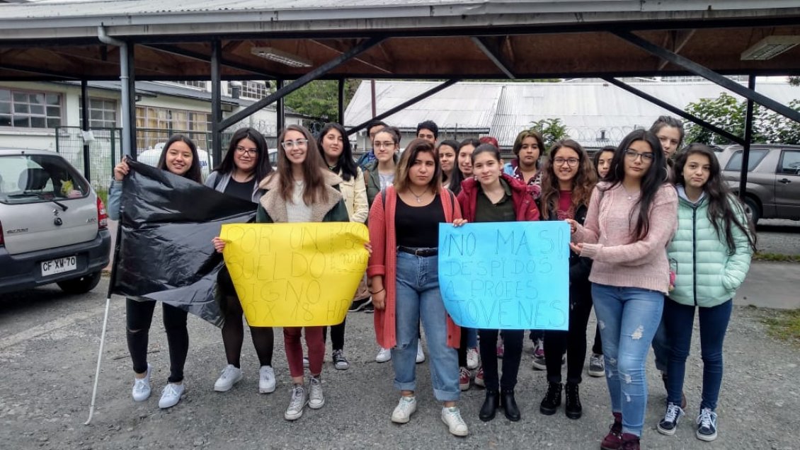 Puerto Montt: Alumnas protestaron por despidos en Liceo Isidora Zegers