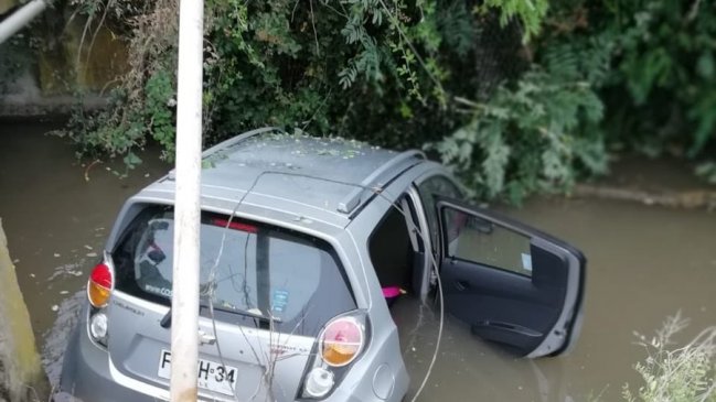 Rescatan a mujeres que cayeron con su vehículo a canal de regadío en Las Cabras