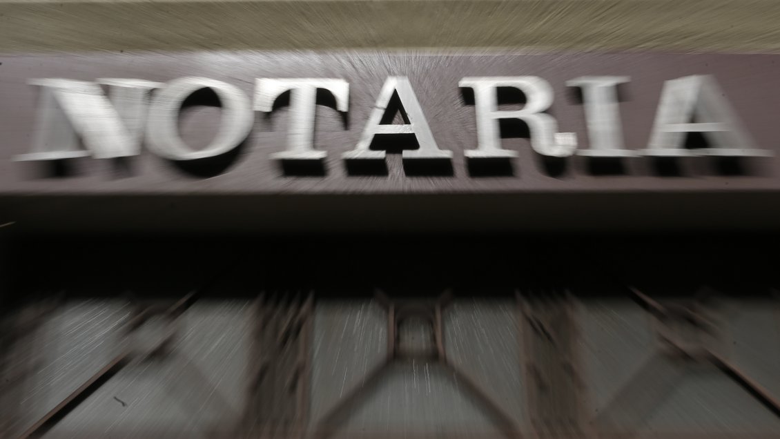 Notarios acusan a 