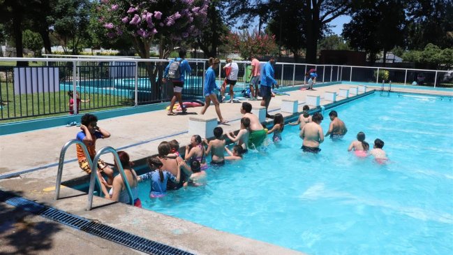 Cursos de natación inclusiva para todas las edades se desarrollan en Rancagua