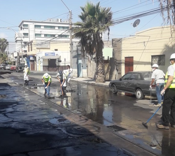 Mal olor y aguas servidas afectaron el centro de Arica