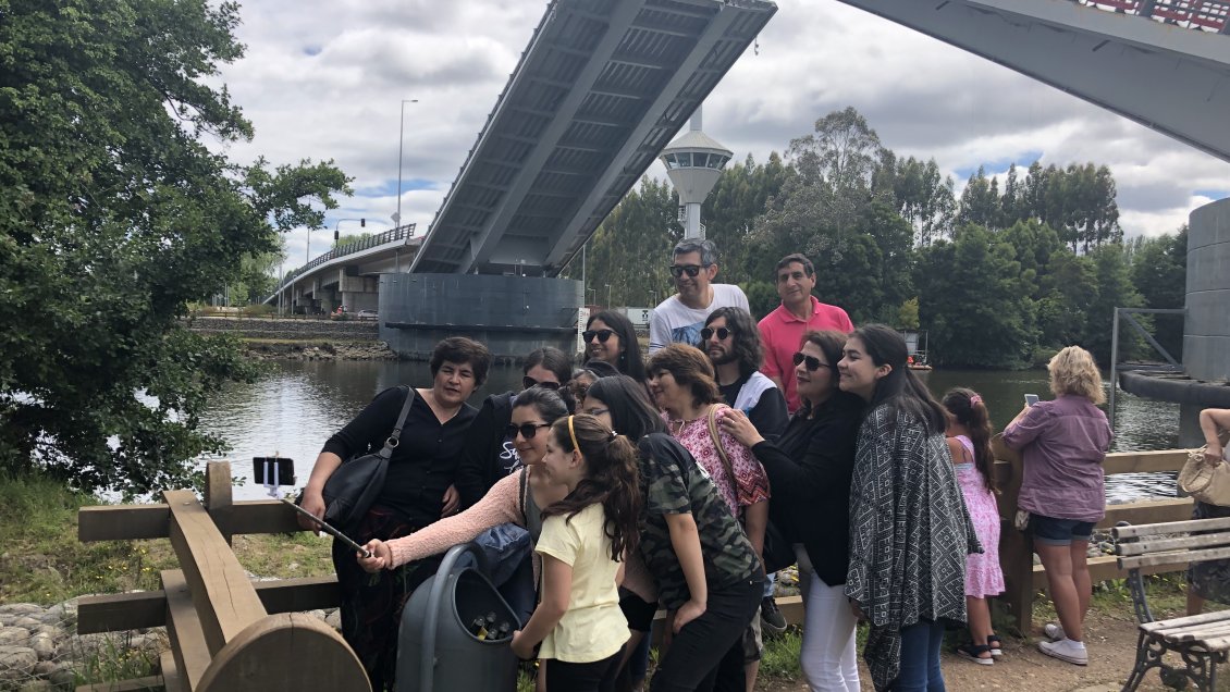 Puente Cau Cau levantó sus brazos y volvió a centrar las miradas de los turistas