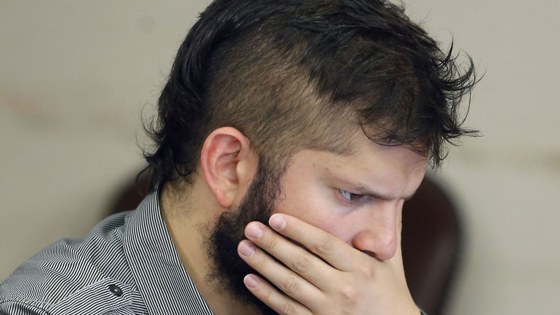 Aprobación a Gabriel Boric cayó 12% tras polémica con polera de Jaime Guzmán