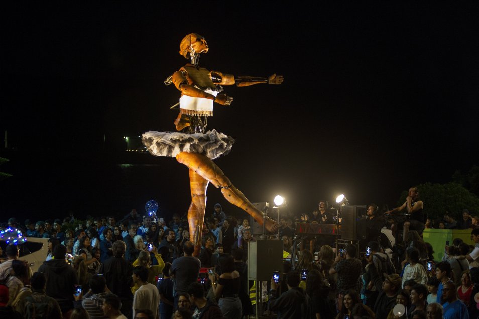 Impresionante bailarina gigante hará bailar a Iquique este martes