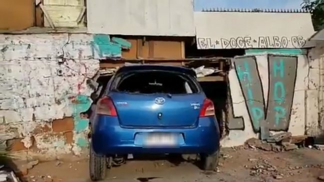 Joven incrustó su auto contra la casa de su polola en Peñalolén