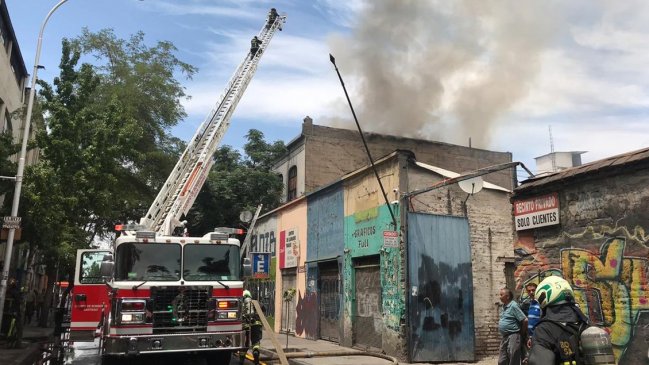 Incendio afecta a casona antigua en la Alameda