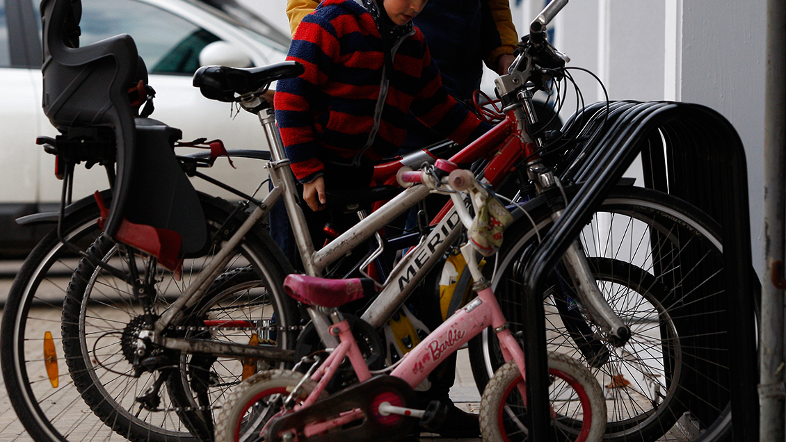 Edificio prohíbe subir bicicletas en ascensor y además dejarlas en el estacionamiento