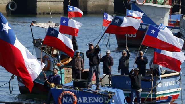 Comisión de Constitución aprobó proyecto que busca anular la Ley de Pesca
