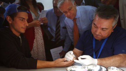   Ministro Santelices encabezó campaña de test rápido del VIH 