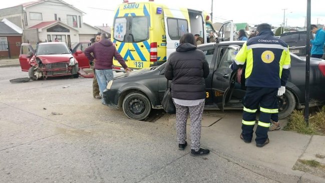 Dos lesionados por colisión en sector sur de Punta Arenas