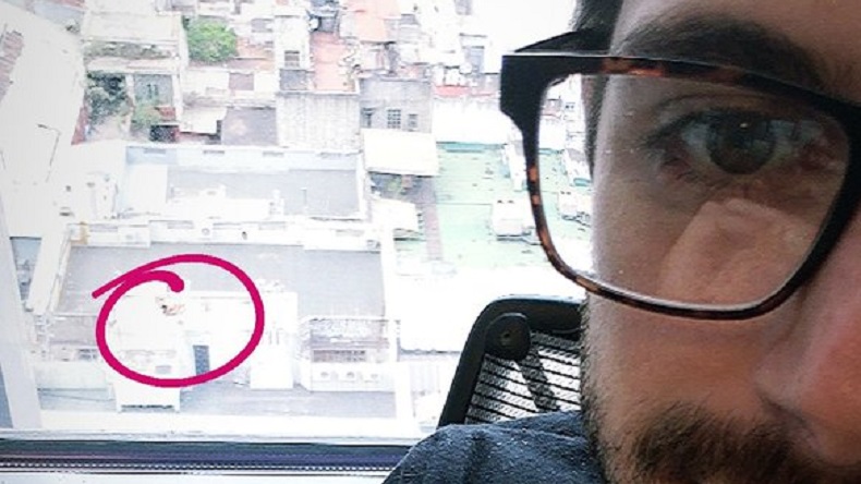 Pareja fue sorprendida teniendo sexo en edificio y fue obligada a vestirse