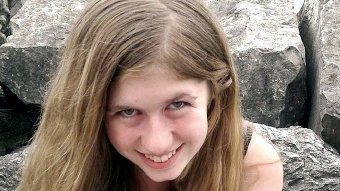 Encuentran viva a niña que estaba desaparecida desde el asesinato de sus padres