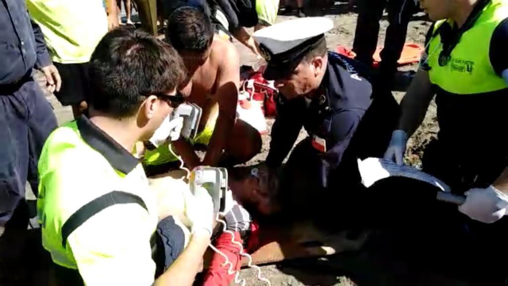 Quintero: Hombre que entró ebrio al mar fue rescatado con escasos signos vitales