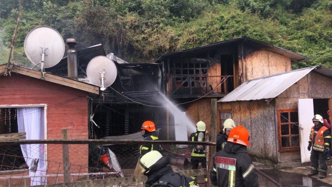 Dos bomberos recibieron descargas eléctricas durante incendio en el centro de Puerto Montt