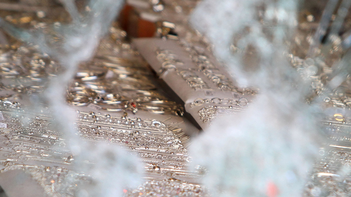 Delincuentes perpetraron violento robo en joyería en Vitacura