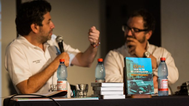 Fundador de The Clinic lanzó libro en biblioteca de Arica